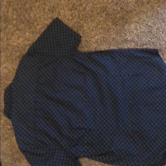 Guess button Down. - Picture 3 of 3